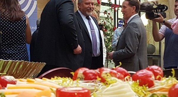 מגשי אירוח לאירועים עסקיים