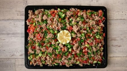 סלט ערבי בשילוב נתחי טונה