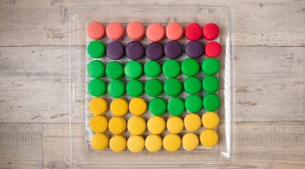 מגש מקרונים צבעוניים פרווה