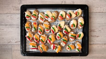 ברוסקטות בזילוף שמנת וגבינת בוטיק