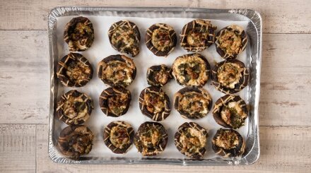 פטריות פורטובלו בתנור במילוי גבינות ופסטו