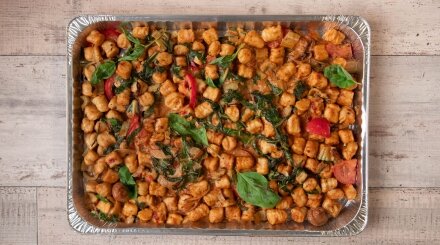 פסטה ניוקי בתוספת שום עלי מנגולד ובזיליקום