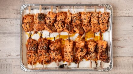 שיפודי סלמון בקראסט שומשום בשילוב טריאקי וסויה